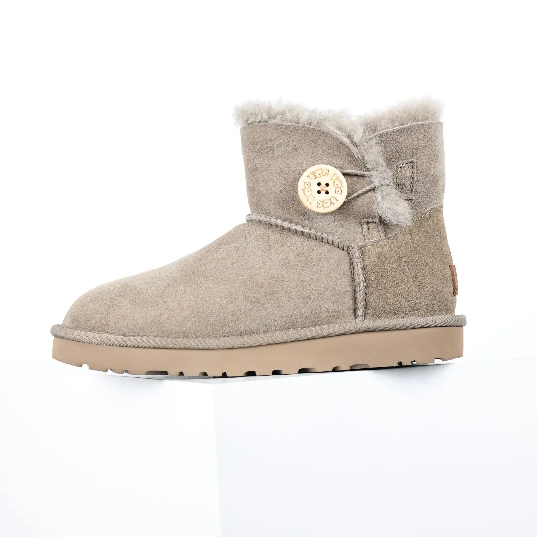 Pick up locally 💰540 The core recommendation is good price UGG basic Bailey twist style Xiaohongshu hot style Henan Longfeng leather production Sheepskin integrated top quality in the market 2-3 cm cashmere insole to keep warm in winter and a very suitable choice for home use UUG has launched a style series in the new year, which is partially geared towards the preferences of young consumers and has also moved to the forefront of fashion trends. Shoe body material Water-repellent coated suede upper 17mm UGGPURE™ implanted wool insole Lightweight non-slip comfortable rubber outsole With brand LOGO Trademark Comes with full packaging Size: 35 36 37 38 39 40
